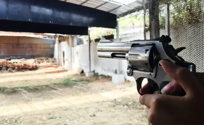 Imagem forte: homem é surpreendido por criminosos e executado com mais de 30 tiros