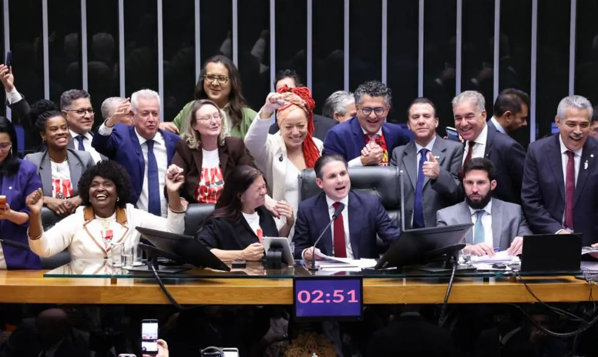 O que muda com a aprovação do fim da escala 6×1?