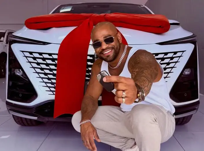 Cezar Black, do BBB 23, comemora a compra de um carro de luxo de R$ 230 mil (Foto: Redes Sociais)