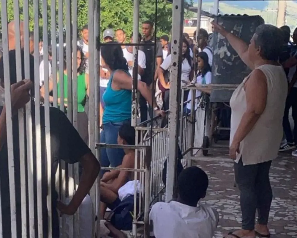 Bomba explode em escola. (Reprodução)