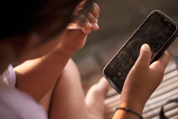 Criança com celular - Reprodução: Internet/Imagem Ilustrativa 