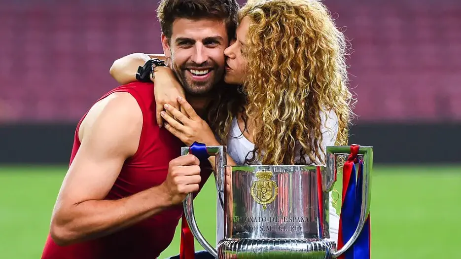 Gerard Piqué e Shakira posam com troféu após FC Barcelona vencer a final da Copa del Rey, em 2015 - Foto: Reprodução/ David Ramos/Getty Images