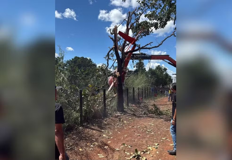 Helicóptero caiu próximo a fazenda de Henrique e Juliano no Tocantins — Foto: Reprodução/Redes sociais
