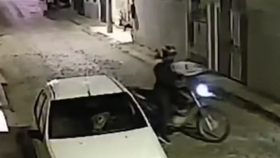 Imagens de câmeras de segurança mostram o momento em que Valdineia estacionou a moto na rua do adolescente. — Foto: Reprodução