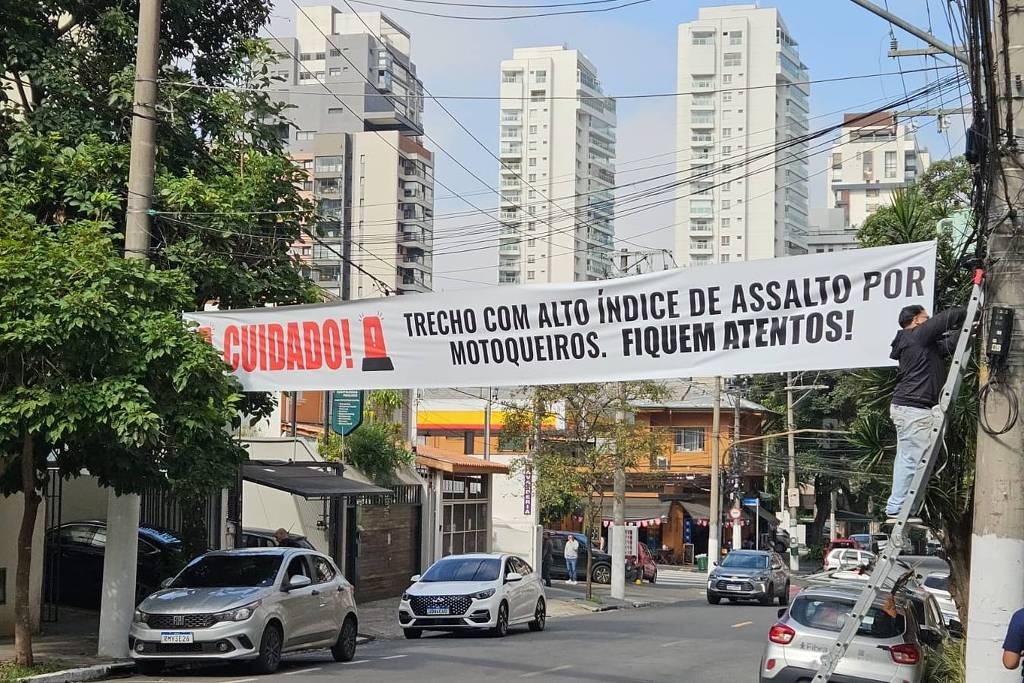 Faixa instalada por moradores ficou por menos de duas horas no local - Foto: Reprodução