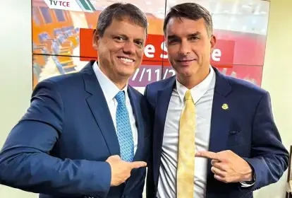 Flávio Bolsonaro diz que tentam separá-lo de Tarcísio em meio à crise com Vorcaro