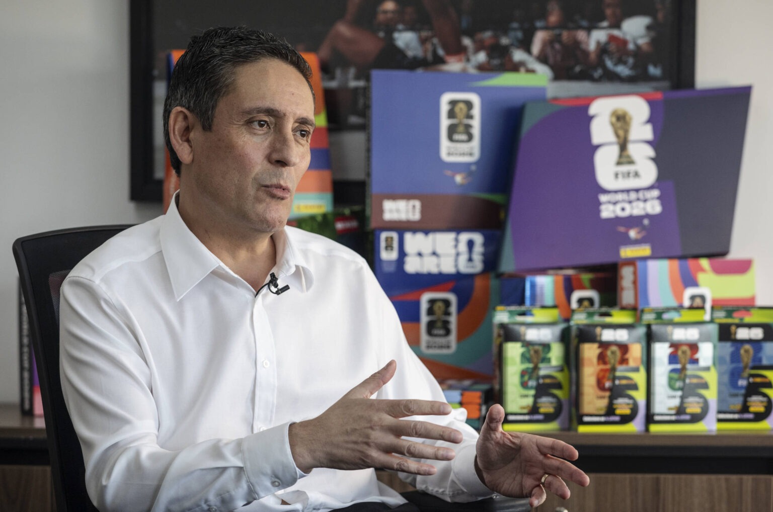 Raul Vallecillo, CEO da Panini no Brasil, em entrevista à Folha na fábrica da empresa em Barueri - Foto: Reprodução/ Eduardo Knapp/Folhapress