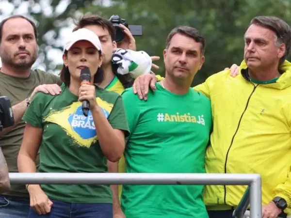 Michelle, Flávio e Jair Bolsonaro - Foto: Reprodução/Redes Sociais 