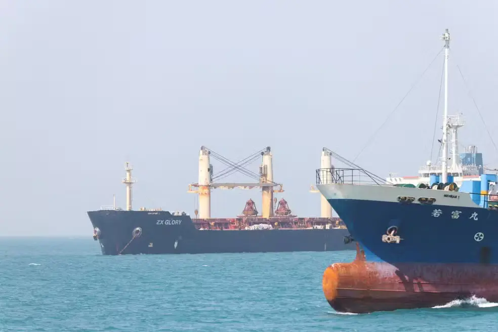 Navios parados no Estreito de Ormuz, perto de Bandar Abbas, no Irã, em imagem de arquivo — Foto: Reprodução/g1/Amirhosein Khorgooi/ISNA/WANA
