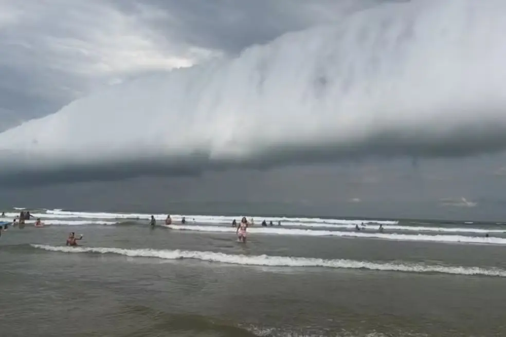 Em Bertioga, foi possível observar a formação de nuvens do tipo prateleira (shelf cloud) (Foto: Reprodução/Redes Sociais)