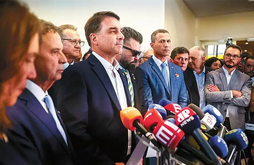 Flávio se pronuncia após reunião com parlamentares do PL e outros aliados, que mostraram incômodo com a condução política do caso — Foto: Cristiano Mariz
