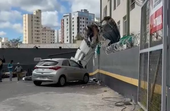 Avião ficou pendurado em muro (Foto: Reprodução)