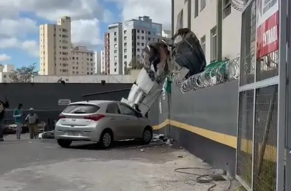 Avião ficou pendurado em muro (Foto: Reprodução)