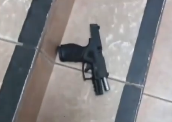 Arma pertencia ao padrasto do aluno de 13 anos (Foto: Reprodução)