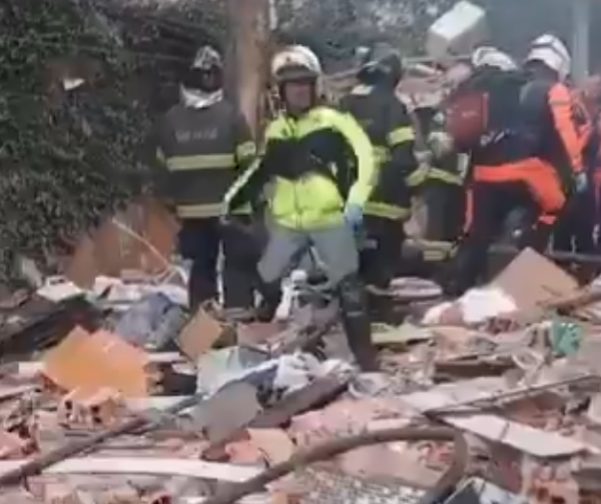 Vídeo mostra autoridades atuando no resgate de vítimas (Foto: Reprodução)