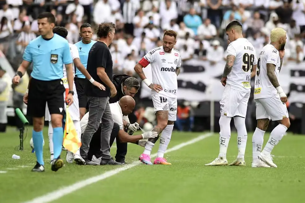 Neymar sofreu lesão no último domingo (Foto: Marcos Ribolli)