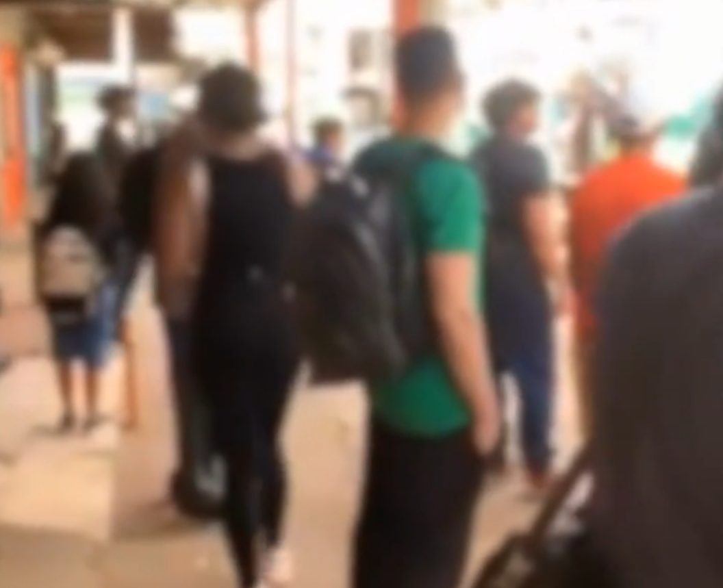 Passageiros precisaram aguardar outro coletivo (Foto: Reprodução)
