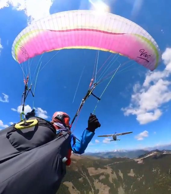 Mulher de 44 anos foi atingida enquanto voava de parapente (Foto: Reprodução)
