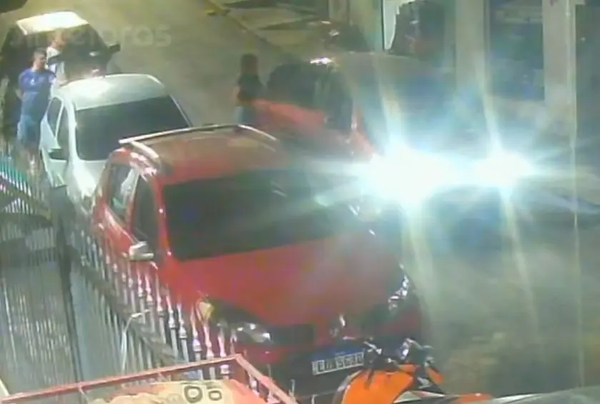 Jovem, de preto, foi flagrada entrando no carro horas antes de morrer (Foto: Reprodução)