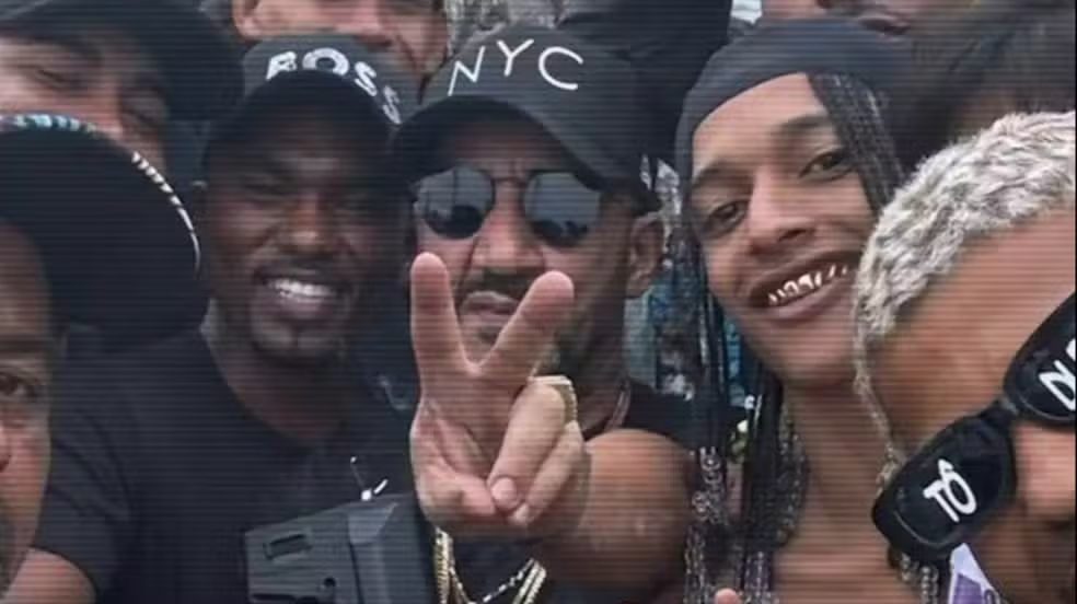 Traficante identificado como Rabicó, ao centro da foto, ao lado do rapper Oruam (Foto: Reprodução)