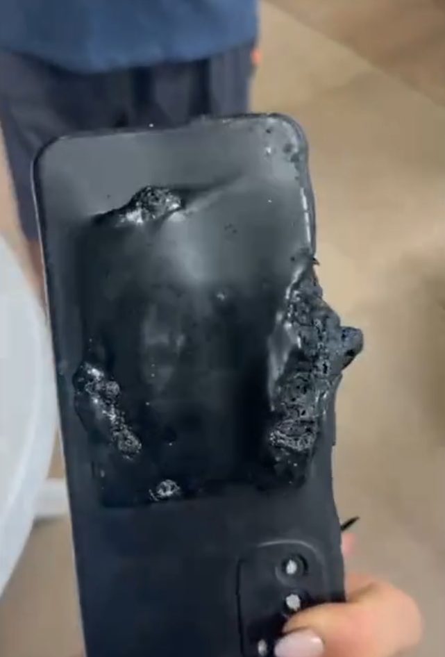 Aparelho celular ficou completamente danificado após explosão