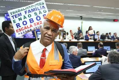 Deputado defende fim da escala 6×1 argumentando necessidade de ‘fazer sexo em paz’; assista