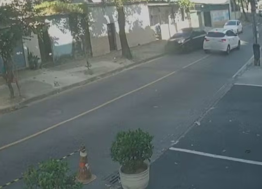 Thamires Rodrigues de Souza Peixoto, de 28 anos, foi atingida nas costas durante confusão entre motoristas na Zona Oeste do Rio. Cãmera de segurança