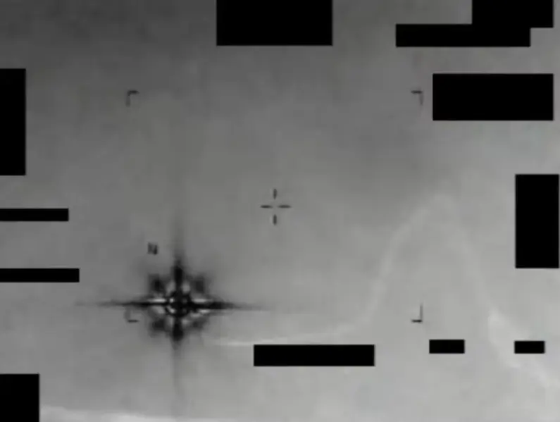 OVNI é flagrado sobrevoando o céu em alta velocidade e causa pânico; vídeo