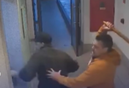 Namorado evita morte de mulher e derruba agressor com pauladas (Foto: Redes Sociais)