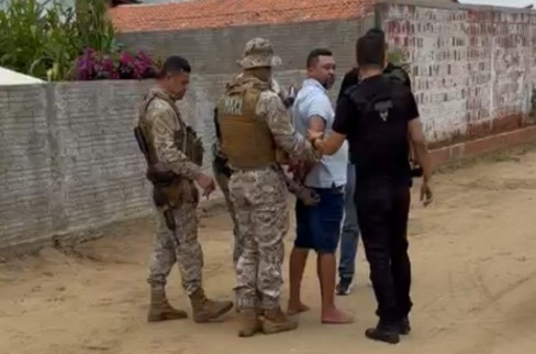 Veja o momento exato da prisão de acusado de decepar as mãos da namorada (Foto: Reprodução)
