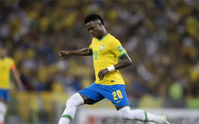 Vini Jr. com a camisa da seleção 