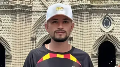 Jovem é morto por colega em ‘abraço da morte’ e motivo choca; assista