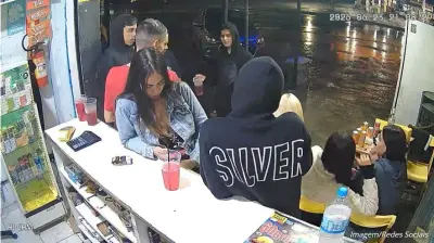 Bandidos atiram contra adega e duas pessoas ficam feridas; veja vídeo