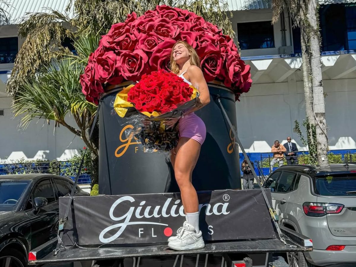 Virginia chegou a receber um caminhão de rosas (Foto: Redes Sociais)