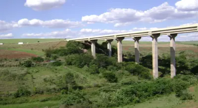 Ponte do Esqueleto começa a ser interditada após tragédia; veja vídeo