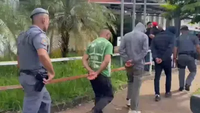 Sob revolta e cobrança por justiça, suspeitos da morte de noiva em rope jump chegam à delegacia