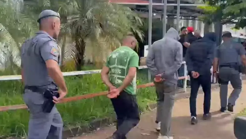 Suspeitos chegando na Delegacia