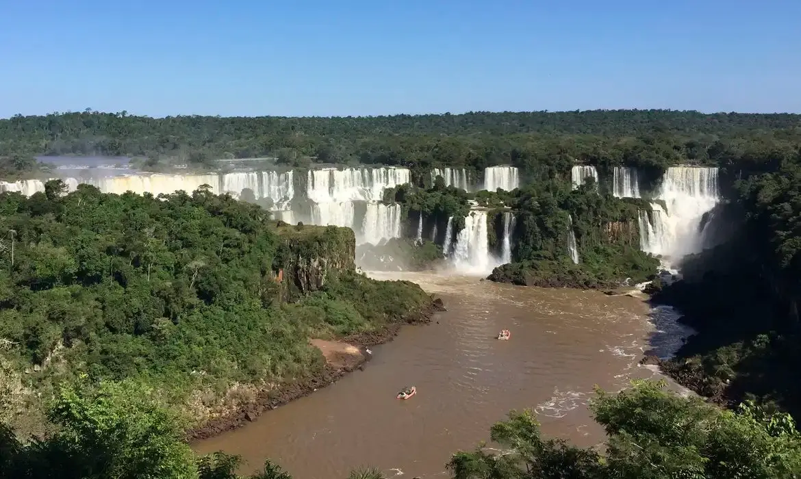Turista pula nas águas das Cataratas do Iguaçu e motivo impressiona (Foto: Agência Brasil)