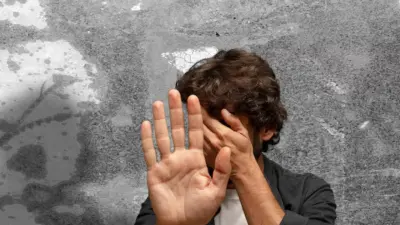 Mulher é presa suspeita de manter sobrinho como ‘escravo sexual’