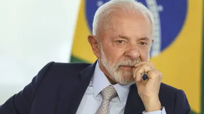 Lula mostra dedo do meio durante evento; vídeo
