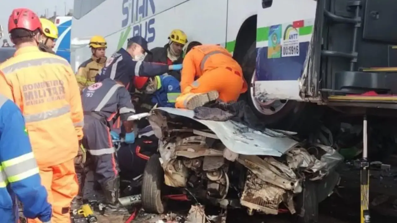 Engavetamento na BR-262 (CBMMG/Divulgação)
