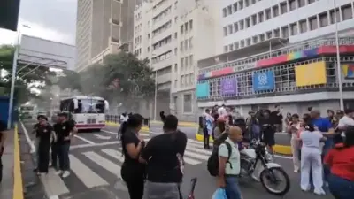 Bebê vivo é resgatado de escombros após terremoto na Venezuela; veja vídeo