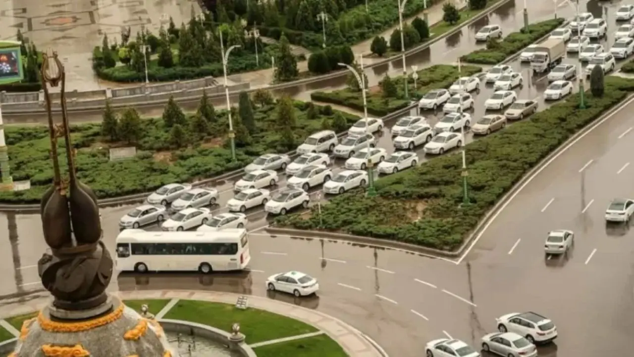 Carro branco em Turcomenistão (Foto: Divulgação)