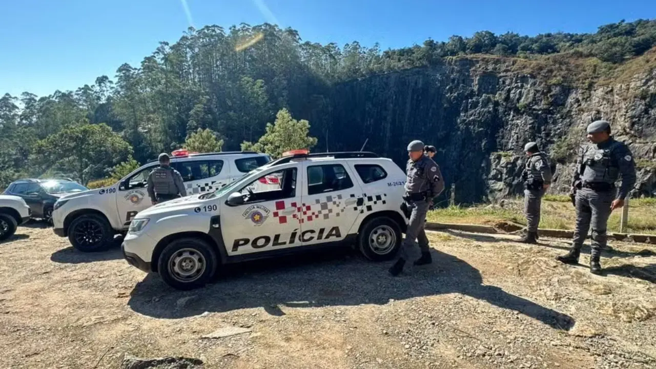 Policiais militares e Procon realizaram fiscalização em locais de saltos  (Foto: Governo de São Paulo)