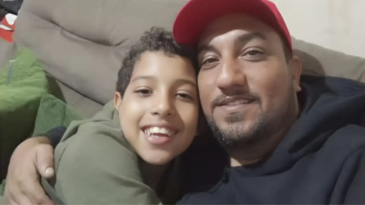 Bento Costa Petillo Beze, de 12 anos, abraça o pai, Luiz (Foto: Reprodução)