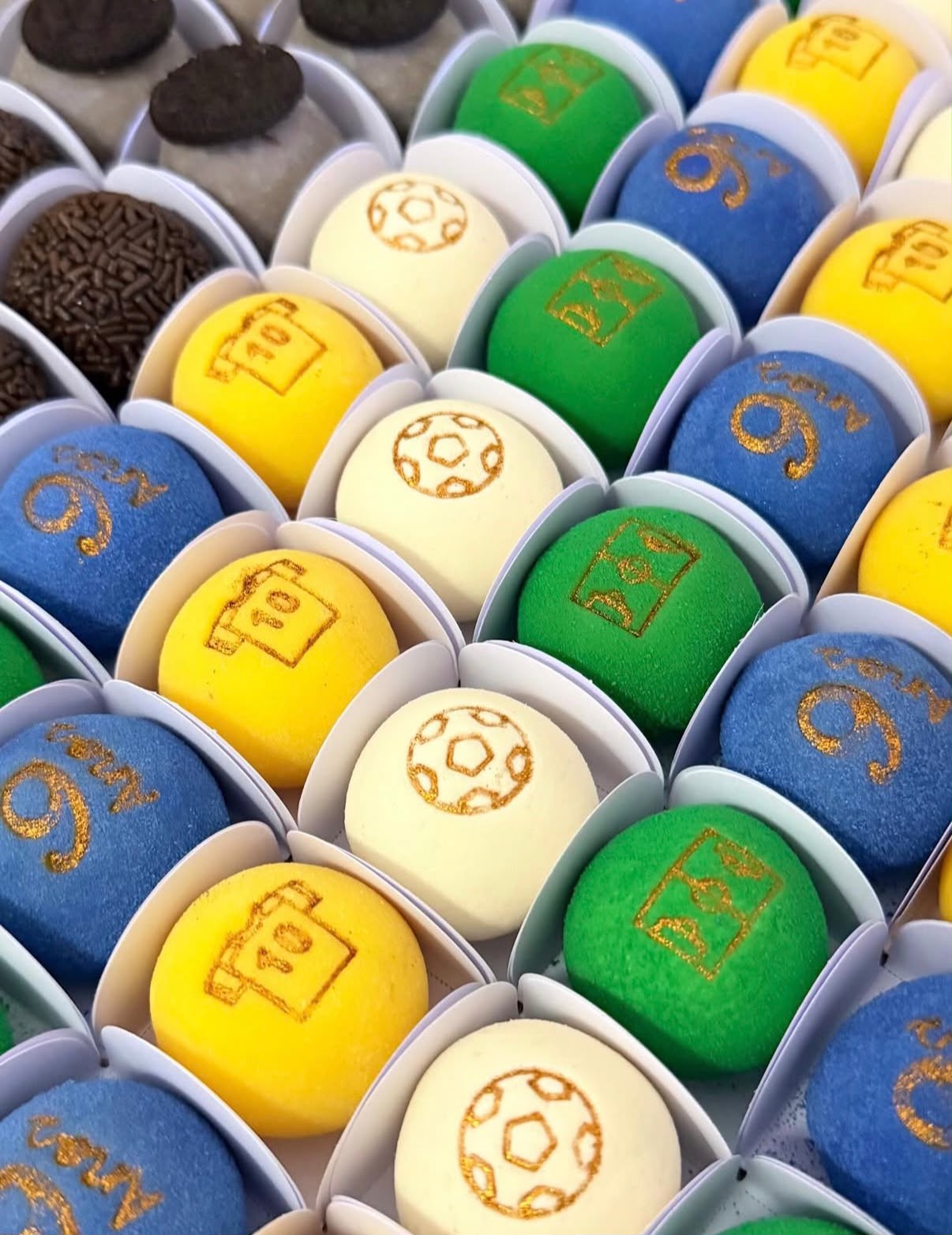 Doces estilizados para Copa do Mundo (Foto: Reprodução Confeitaria Samara Simionato)