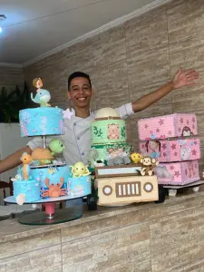 De ajudante da mãe a confeiteiro de sucesso: jovem transforma bolos em esculturas e conquista as redes sociais