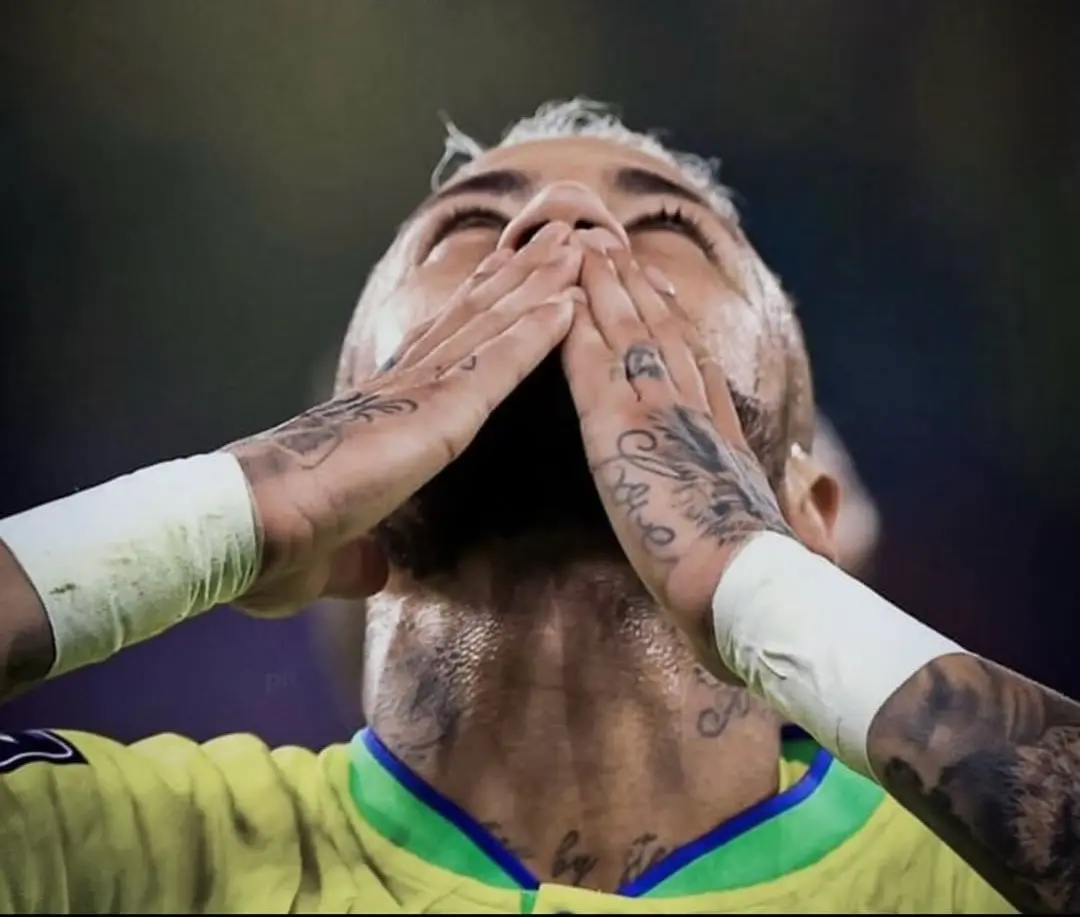 Neymar Jr. é fotografado treinando em campo (Foto: Reprodução / Redes Sociais)