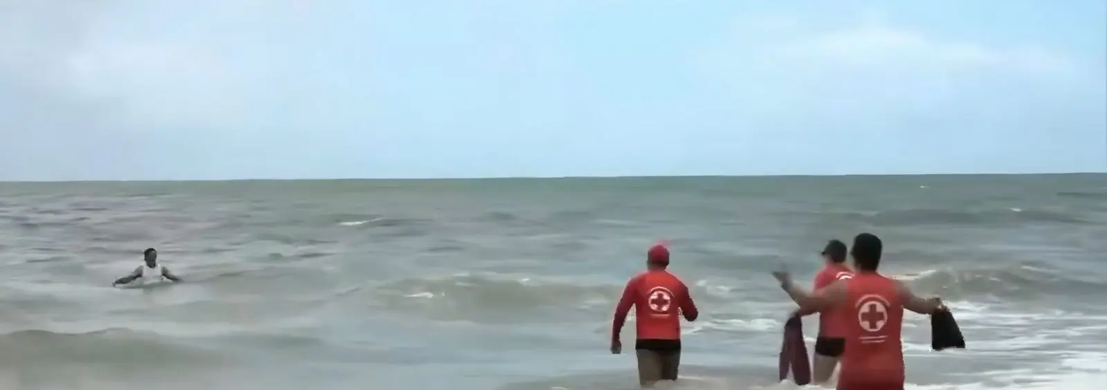Homem é preso ao entrar no mar mesmo após dois ataques de tubarão (Foto: Reprodução)