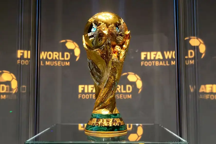 Cartão vermelho por cobrir a boca, substituições com tempo limite e novas regras para o VAR estão entre as mudanças que prometem impactar a Copa do Mundo de 2026.Foto: Reprodução.